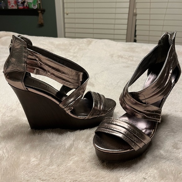 Women’s GLO JEANS Sexy Criss Cross Bronze Metallic High Heel Wedge - Picture 2 of 9
